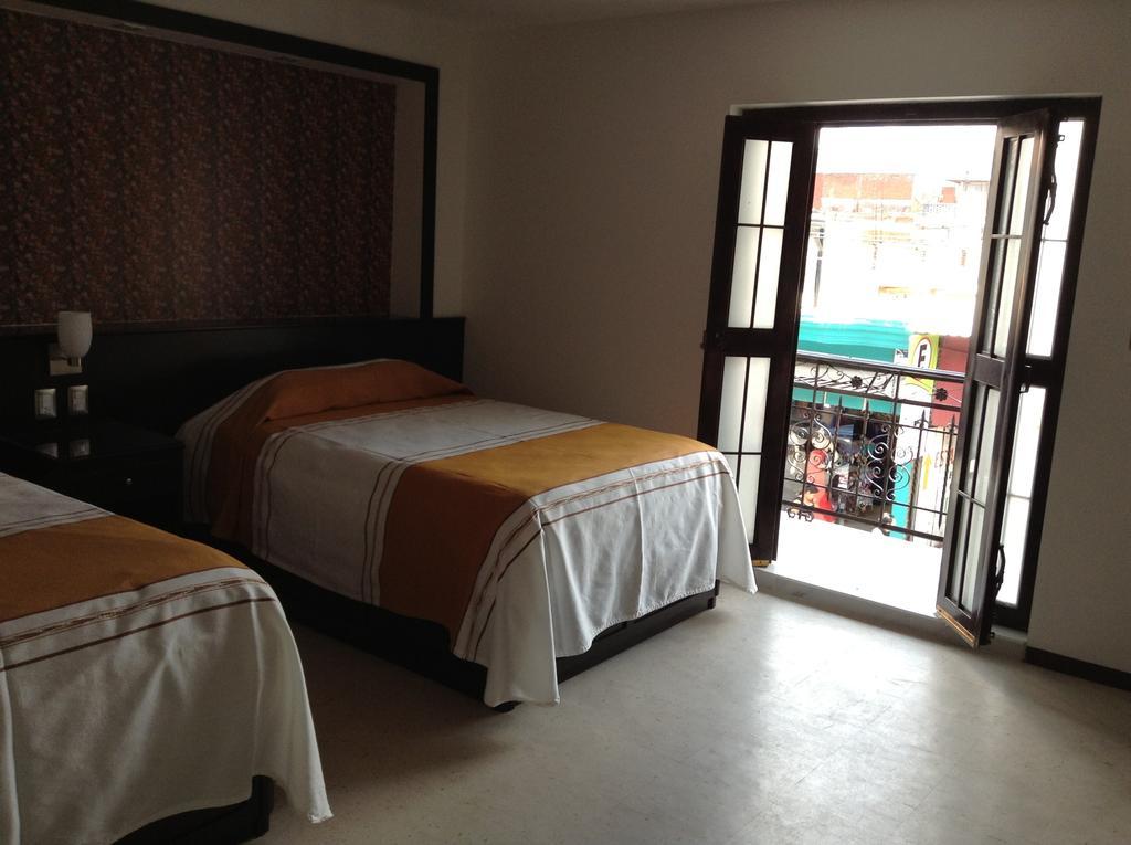 Los Faroles Hotel Uruapan (Michoacan) Δωμάτιο φωτογραφία