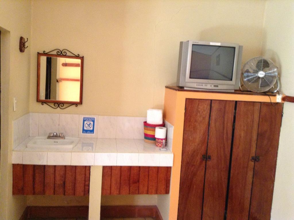 Los Faroles Hotel Uruapan (Michoacan) Δωμάτιο φωτογραφία