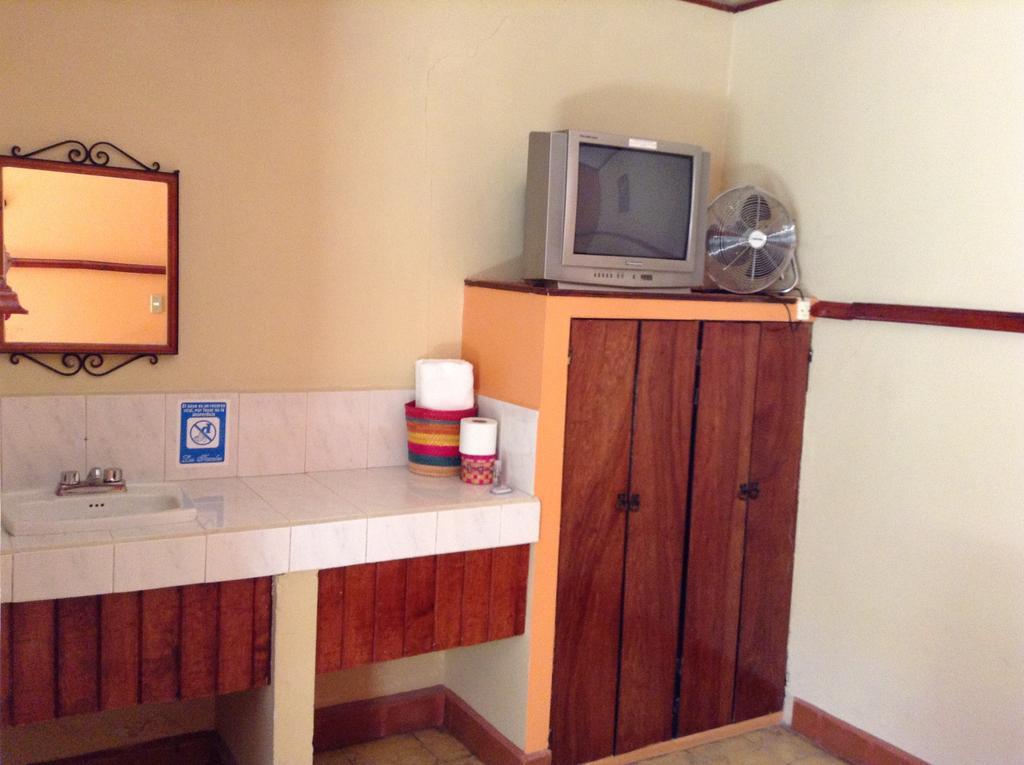 Los Faroles Hotel Uruapan (Michoacan) Δωμάτιο φωτογραφία