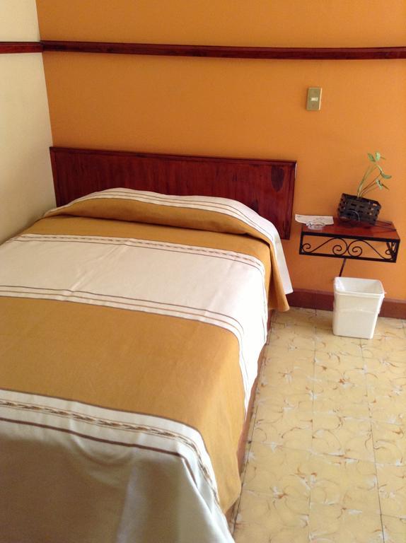 Los Faroles Hotel Uruapan (Michoacan) Δωμάτιο φωτογραφία